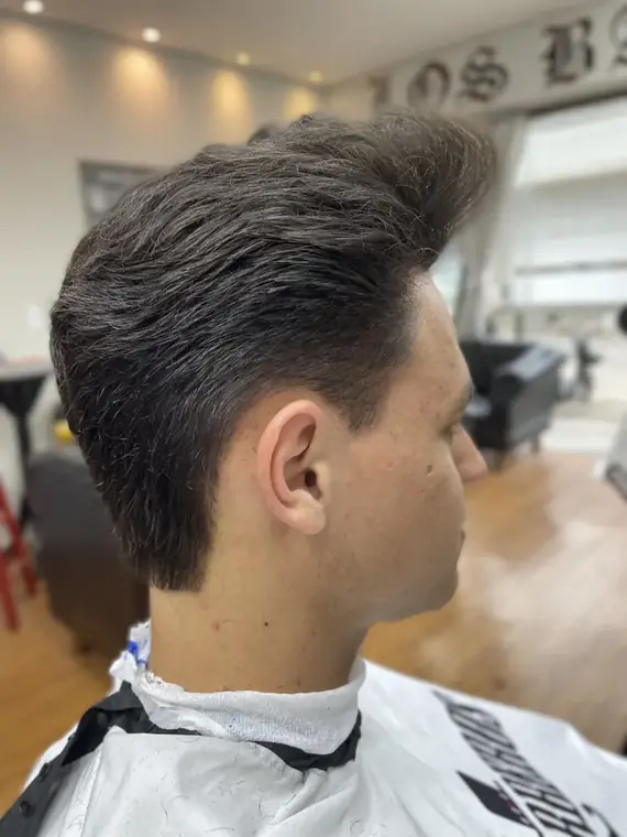 Acabamento do corte na nuca, feito na navalha
