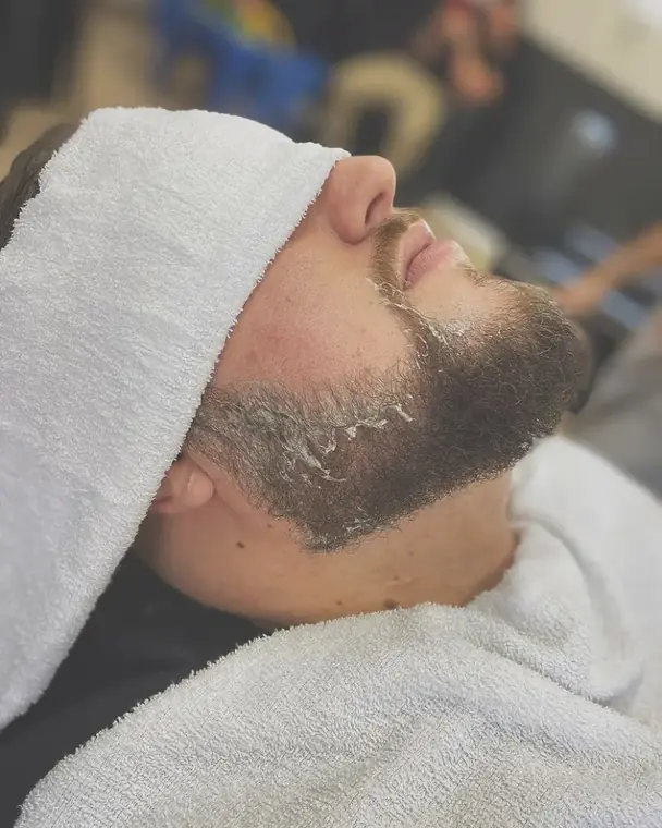 Barbaterapia com toalha quente na Los Barberos