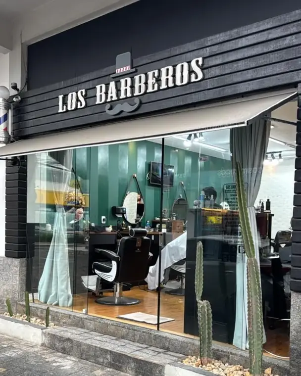 Fachada da Barbearia Los Barberos em Gravatá, com cactos na vitrine