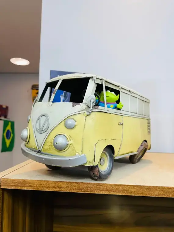 Kombi amarela de coleção sobre o balcão da barbearia