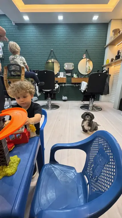 Salão da Los Barberos preparado para receber crianças